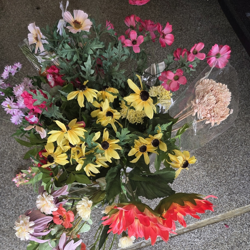 ASSORTED BUNDLE FAUX FLOWERS AND GREENERY